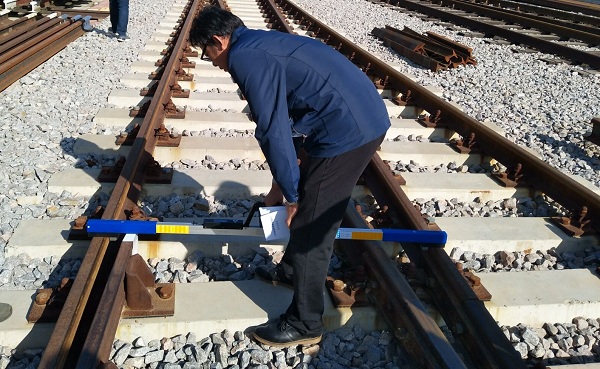 米朗科技位移傳感器數(shù)顯軌距尺（數(shù)顯道尺）